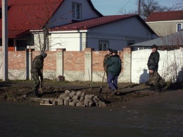У Володимирі-Волинському вулицю ремонтують солдати