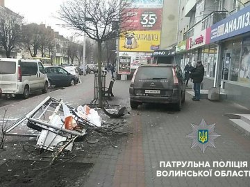П'яна аварія в центрі Луцька: водій збив дерево і рекламний щит