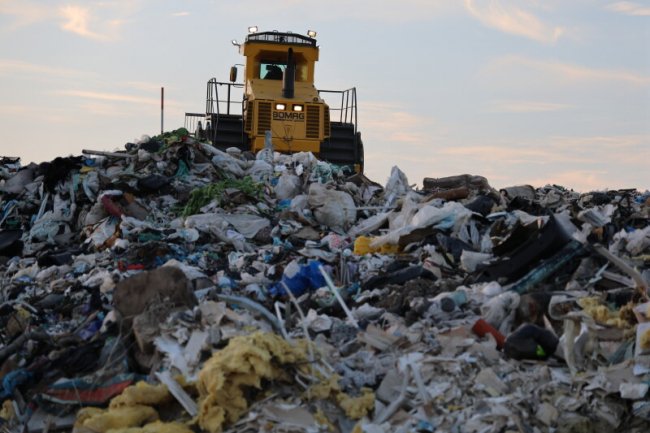 Найбільший в Україні: литовські комунальники відправили у Луцьк 50-тонний трактор. ФОТО