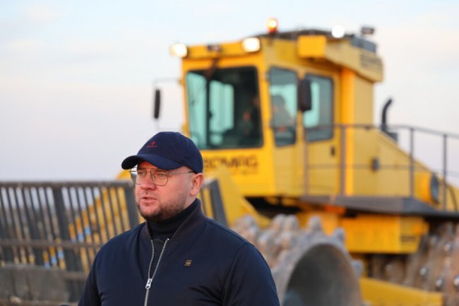 Найбільший в Україні: литовські комунальники відправили у Луцьк 50-тонний трактор. ФОТО