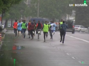 Попри негоду у Луцьку відбулась легкоатлетична естафета. ВІДЕО