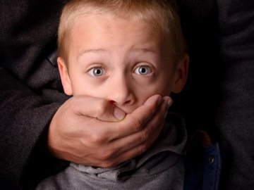 На Луганщині росіяни викрадають дітей, а їхніх матерів просять шпигувати за ЗСУ