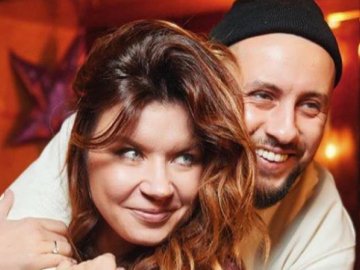 MONATIK опублікував ніжне фото рудоволосої дружини і присвятив їй ліричні рядки