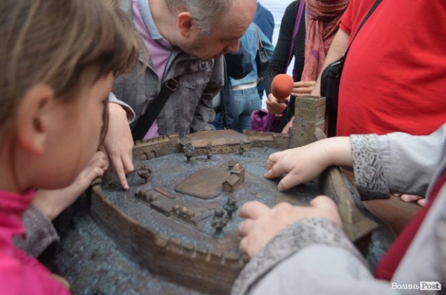 Замок Любарта на дотик: у Луцьку встановили бронзовий макет твердині. ФОТО