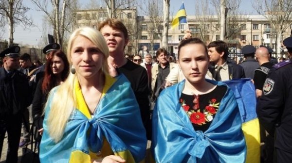 У Луганську вийшли на мітинг за єдність України. ФОТО