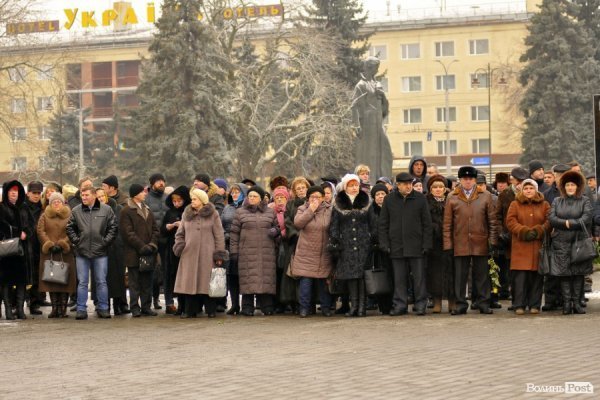 Фото прощання з міським головою Луцька Миколою Романюком