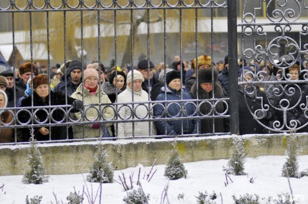 Фото прощання з міським головою Луцька Миколою Романюком