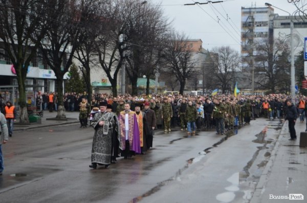 «Герої не вмирають!», – у Луцьку провели в останню путь майданівця. ФОТО. ВІДЕО