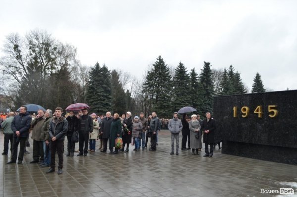 «Герої не вмирають!», – у Луцьку провели в останню путь майданівця. ФОТО. ВІДЕО
