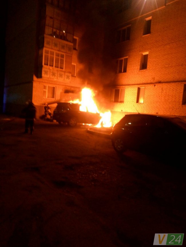 Як гасили автомобіль, який згорів у Луцьку. ФОТО. ВІДЕО