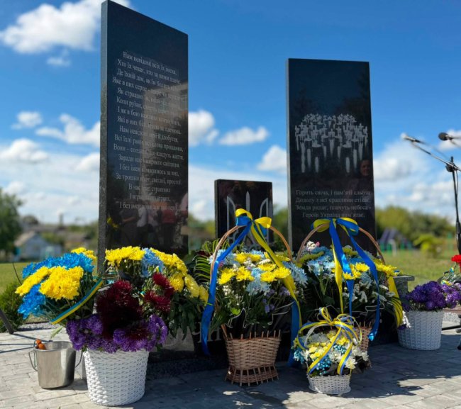 У гімназії на Волині відкрили пам'ятний знак 18 загиблим випускникам. ФОТО
