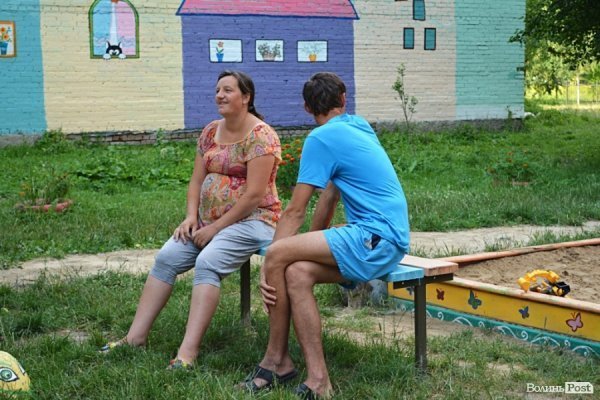 У Луцьку відремонтували тротуари, а в дворах залишили діри в асфальті. ФОТО