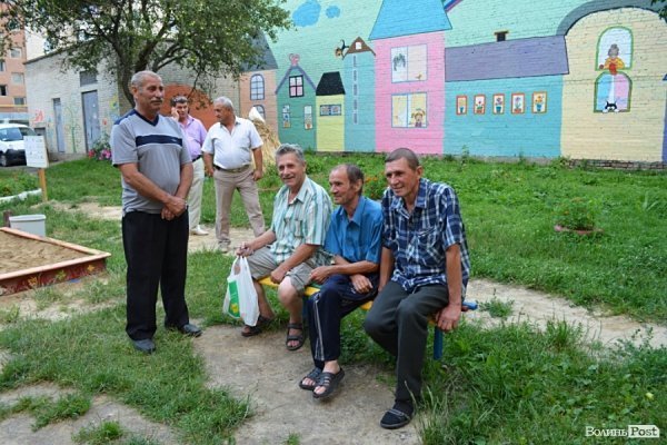 У Луцьку відремонтували тротуари, а в дворах залишили діри в асфальті. ФОТО