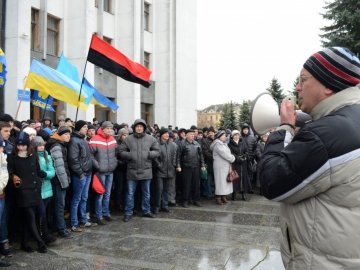 Страйк у Тернополі: над  «білим домом» підняли червоно-чорне знамено. ФОТО