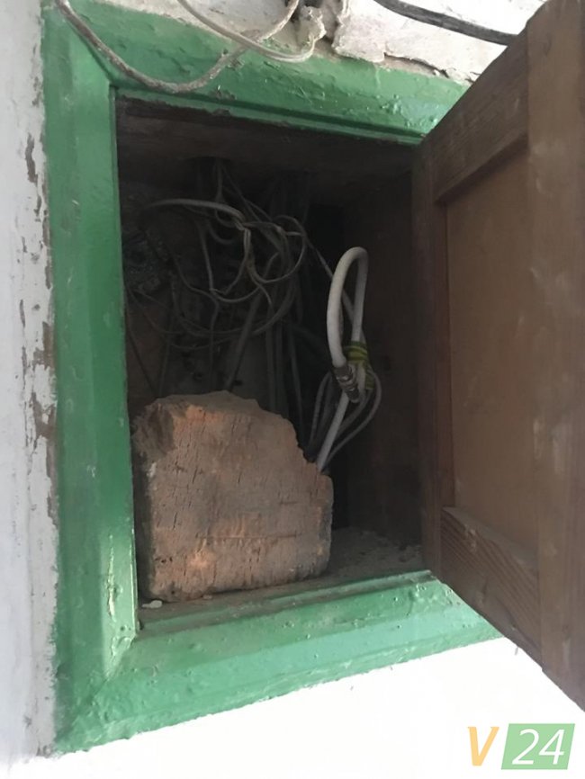 У Луцьку 82-річна жінка півроку живе без електрики. ФОТО