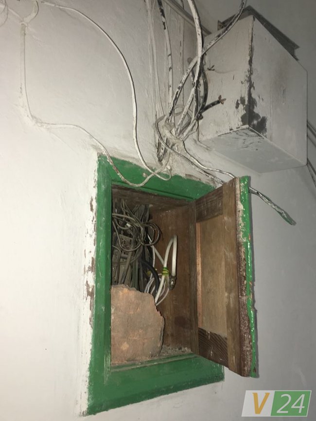 У Луцьку 82-річна жінка півроку живе без електрики. ФОТО