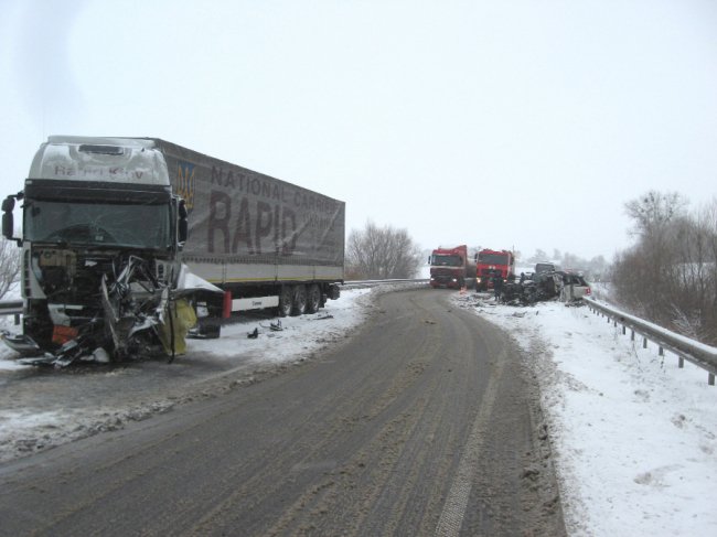 Жахлива аварія на Рівненщині: загинуло двоє людей. ФОТО