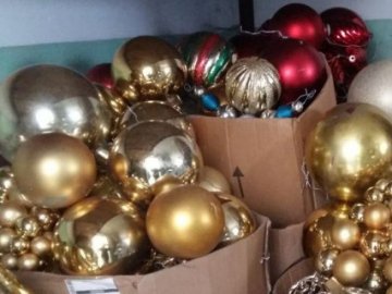 Показали, де і як впродовж року зберігають новорічні іграшки для луцьких ялинок