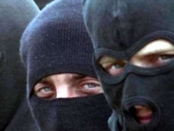 На Волині двоє «поліцейських» в балаклавах хотіли потрапити у квартиру 