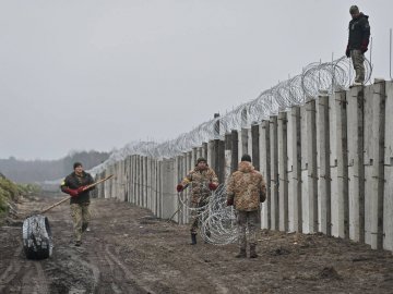 На Волині зводять стіну на кордоні з Білоруссю. ФОТО