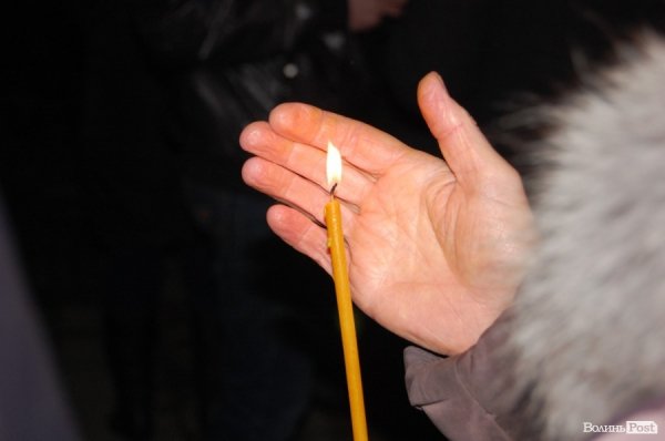 У Луцьку запалили свічки пам’яті за загиблими на Майдані. ФОТО