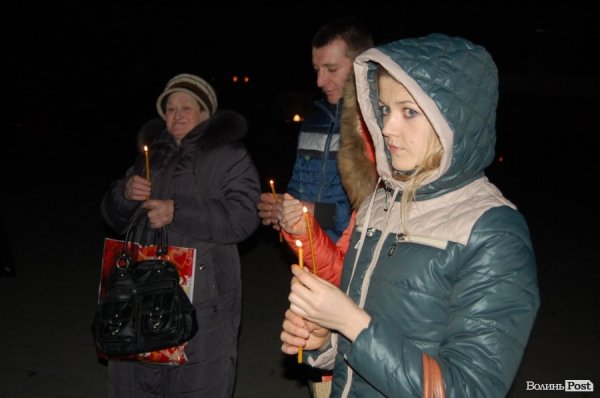 У Луцьку запалили свічки пам’яті за загиблими на Майдані. ФОТО