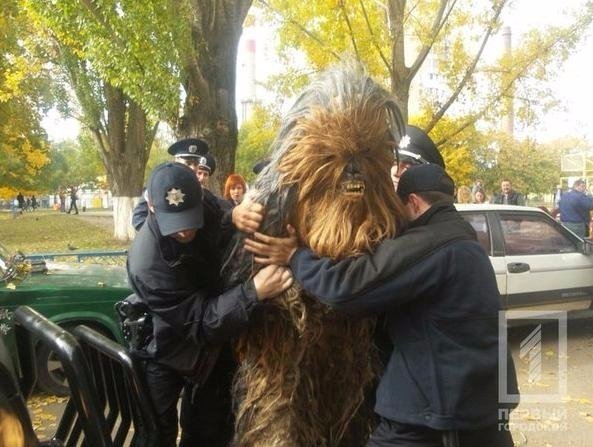 Біля однієї з дільниць міліція затримала Чубакку.ФОТО