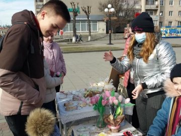 Важкохвора юна волинянка продавала солодощі, щоб зібрати кошти собі на операцію. ФОТО