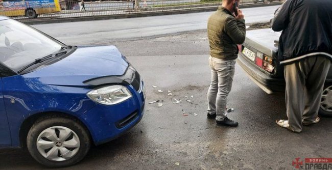 У Луцьку на мосту не розминулися дві автівки. ФОТО