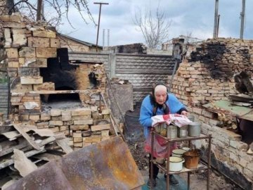 Бабуся, яка напекла пасок в зруйнованій печі на Київщині, пережила вже другу війну