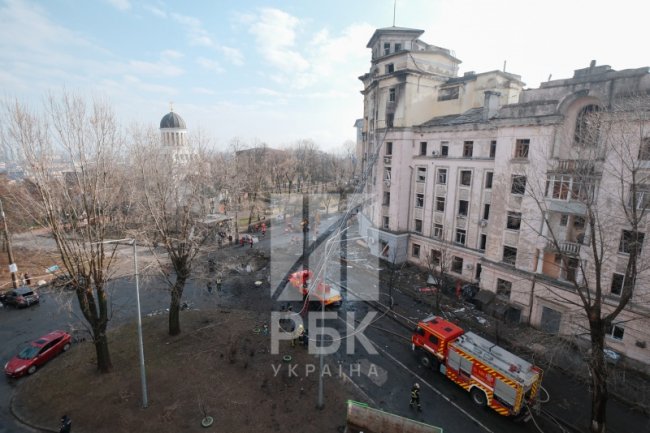 Нерозірваний снаряд, вибиті вікна та глибока вирва: наслідки атаки на Київ. ФОТО
