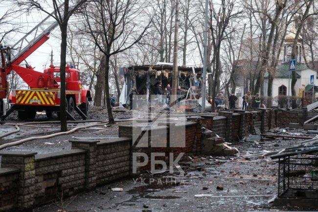 Нерозірваний снаряд, вибиті вікна та глибока вирва: наслідки атаки на Київ. ФОТО