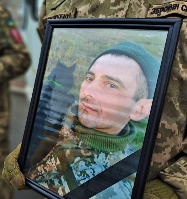 У Ковелі попрощалися із Героєм Ростиславом Кривчуком: спільний біль втрати знову зібрав людей у центрі міста