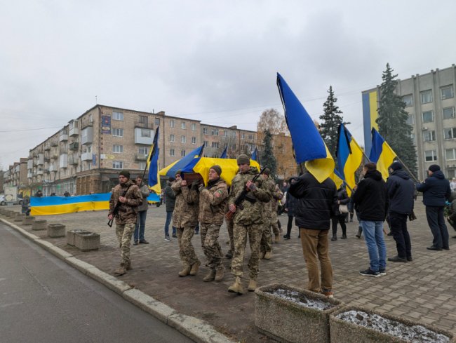 У Ковелі попрощалися із Героєм Ростиславом Кривчуком: спільний біль втрати знову зібрав людей у центрі міста