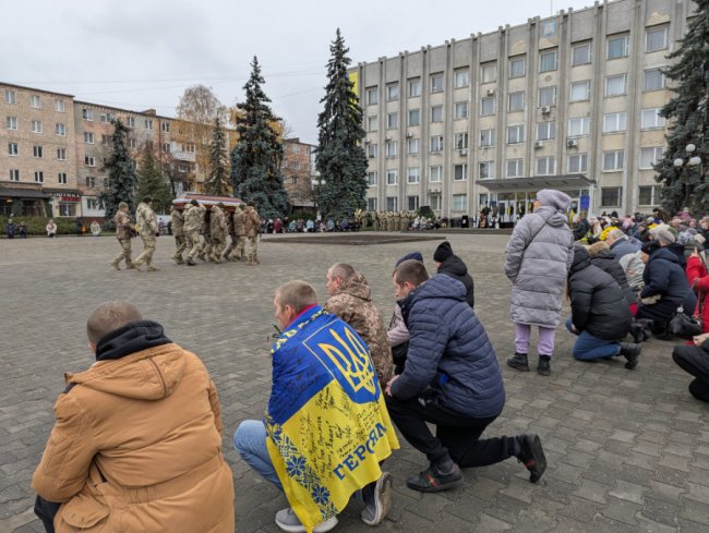 У Ковелі попрощалися із Героєм Ростиславом Кривчуком: спільний біль втрати знову зібрав людей у центрі міста