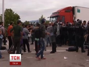 Гаряча зустріч біженців в Словенії. ВІДЕО