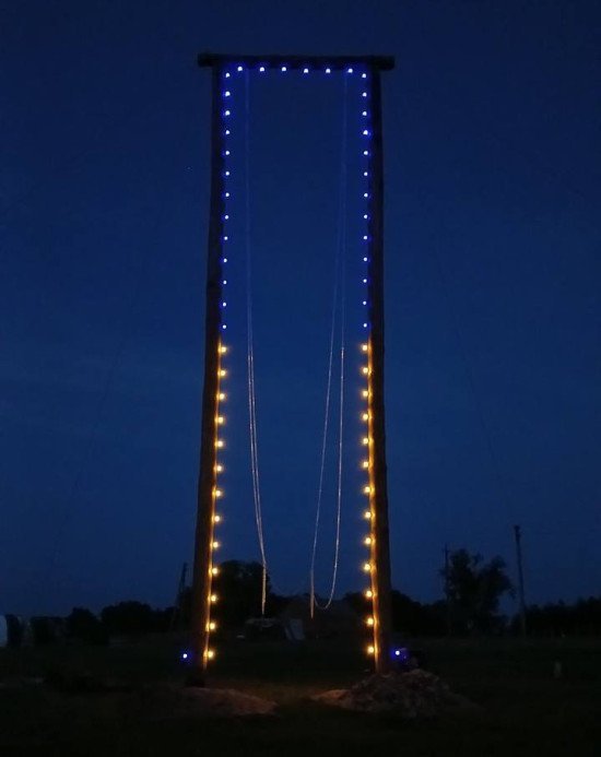 Волинянин у рідному селі встановив гойдалку заввишки 14 метрів, яка може потрапити до книги рекордів України