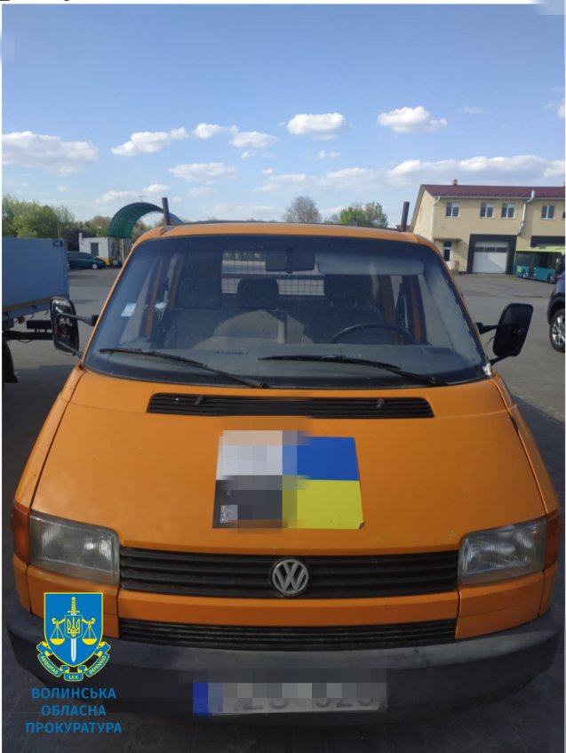 Дніпрянин намагався продати три авто для «Вовків Да Вінчі», які роздобув у благодійного фонду на Волині