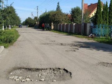 Лучани просять взятися за дорогу, яка не бачила ремонту 30 років. ВІДЕО
