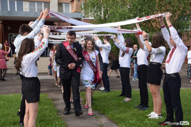 Емоції від драйву до сліз: останній дзвоник у луцькій школі №25. ФОТО