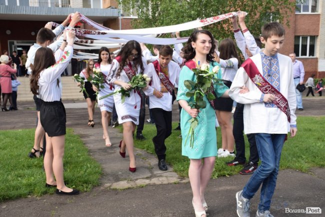 Емоції від драйву до сліз: останній дзвоник у луцькій школі №25. ФОТО