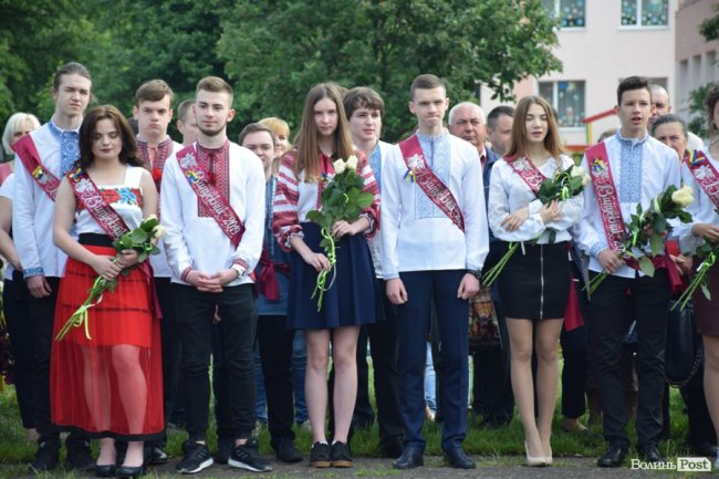 Емоції від драйву до сліз: останній дзвоник у луцькій школі №25. ФОТО