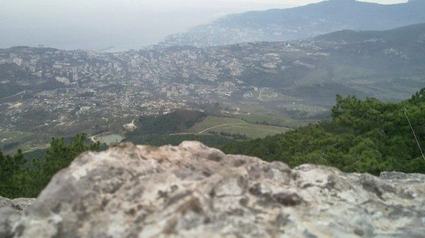 Початок червня 2013 року. Крим. Вершина гори. Вид з гори на Крим: все місто як на долоні)) Автор Ямнюк Андрій