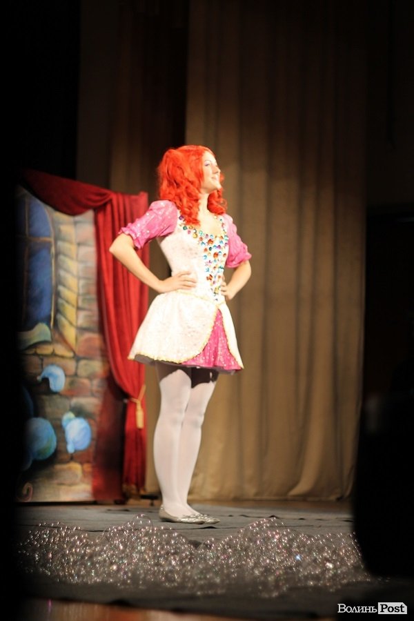 У Луцьку для дітей надували гігантські бульбашки. ФОТО