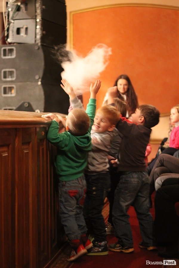 У Луцьку для дітей надували гігантські бульбашки. ФОТО