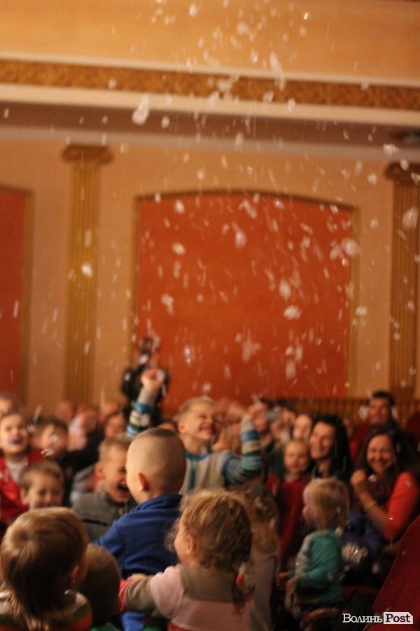 У Луцьку для дітей надували гігантські бульбашки. ФОТО