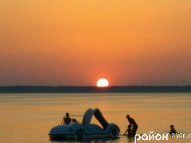 Опублікували дивовижні світлини заходу сонця на Світязі