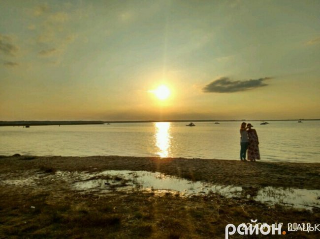 Опублікували дивовижні світлини заходу сонця на Світязі