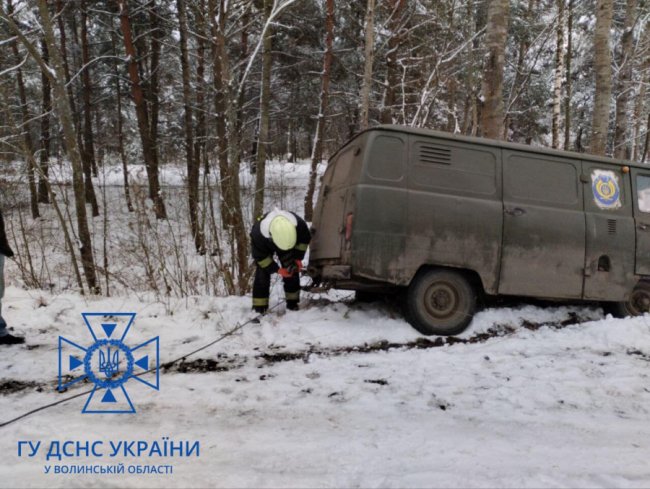 Слизька дорога: автівка Укрпошти злетіла у кювет. ФОТО