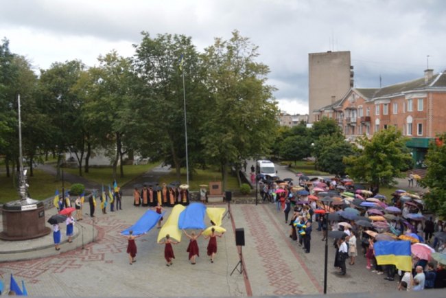 У жовто-блакитному одязі та з парасолями: у Ковелі відзначили День Прапора